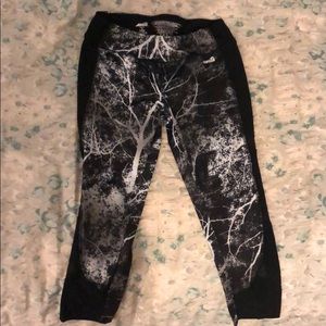Marble calf-length leggings.